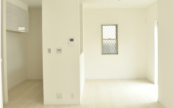 小屋裏の木洩れ日